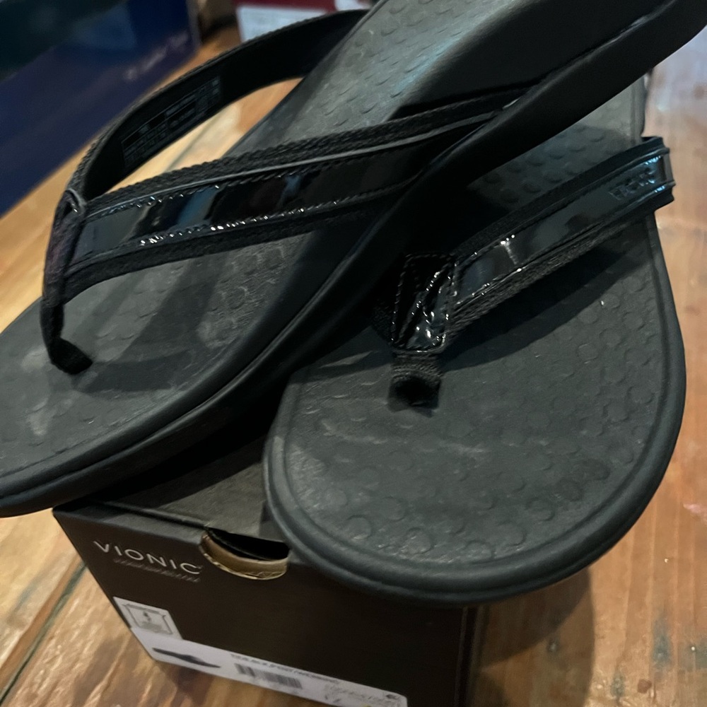 Vionic Tide black patent sandal 12
